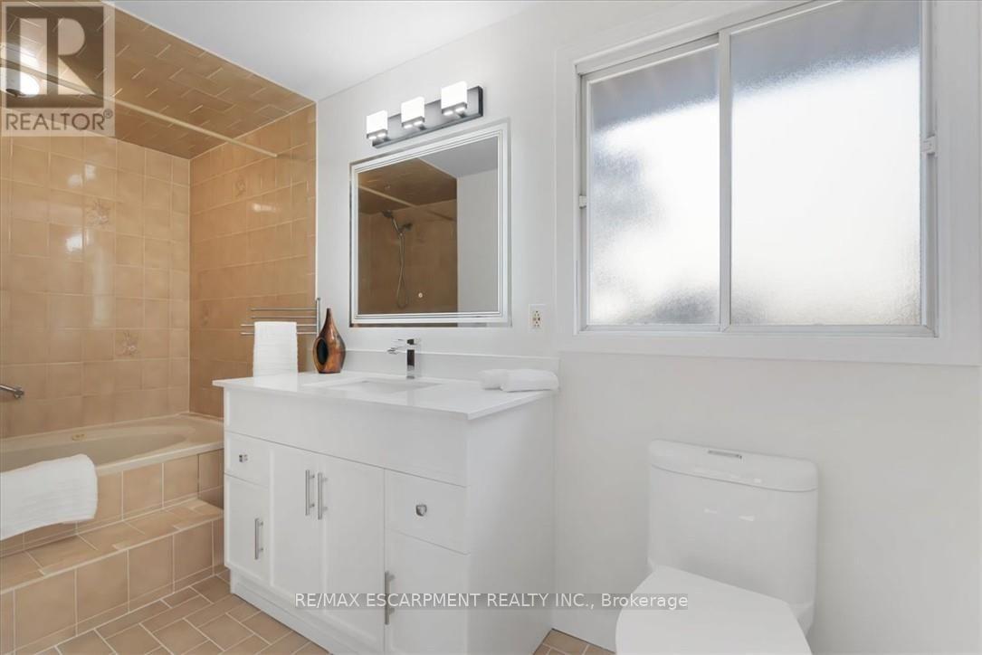 345 Berkindale Drive, Hamilton, ON - Indoor Photo Showing Bathroom