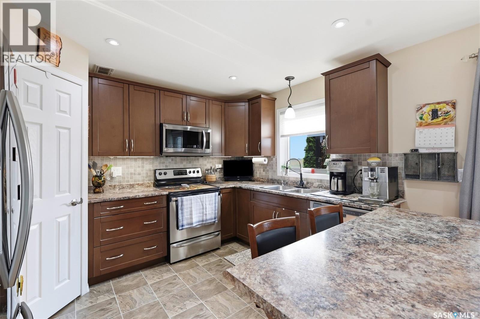 503 Maple Crescent, Warman, SK - Indoor Photo Showing Kitchen With Double Sink