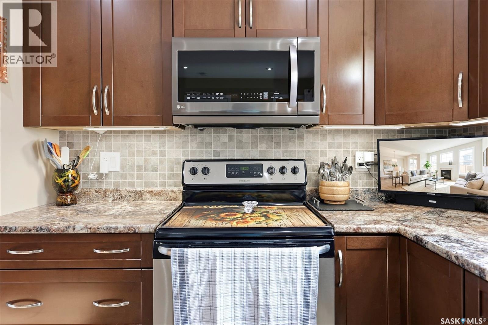 503 Maple Crescent, Warman, SK - Indoor Photo Showing Kitchen With Upgraded Kitchen