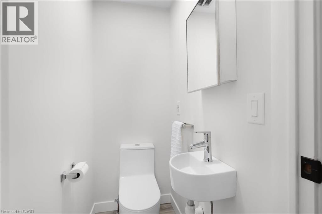 345 Berkindale Drive, Hamilton, ON - Indoor Photo Showing Bathroom