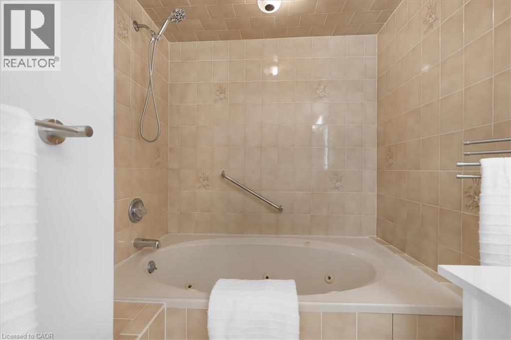 345 Berkindale Drive, Hamilton, ON - Indoor Photo Showing Bathroom