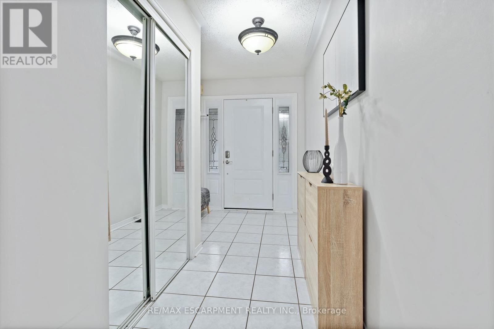 5111 Silvercreek Drive, Burlington, ON - Indoor