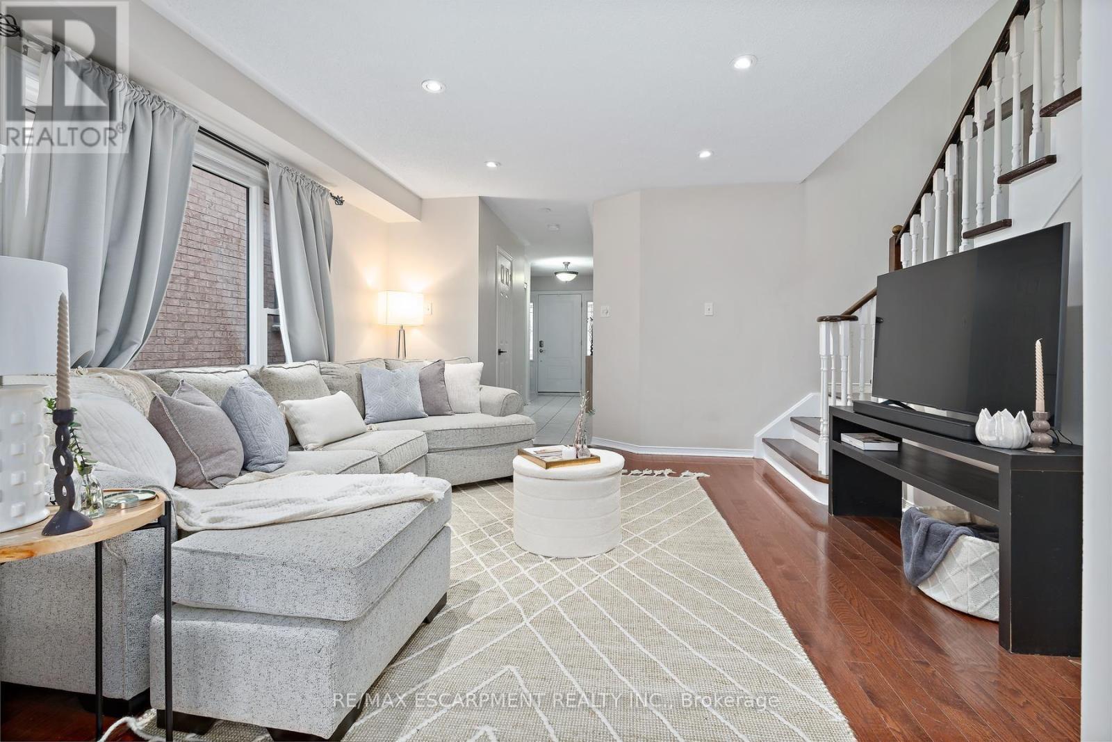 5111 Silvercreek Drive, Burlington, ON - Indoor Photo Showing Living Room