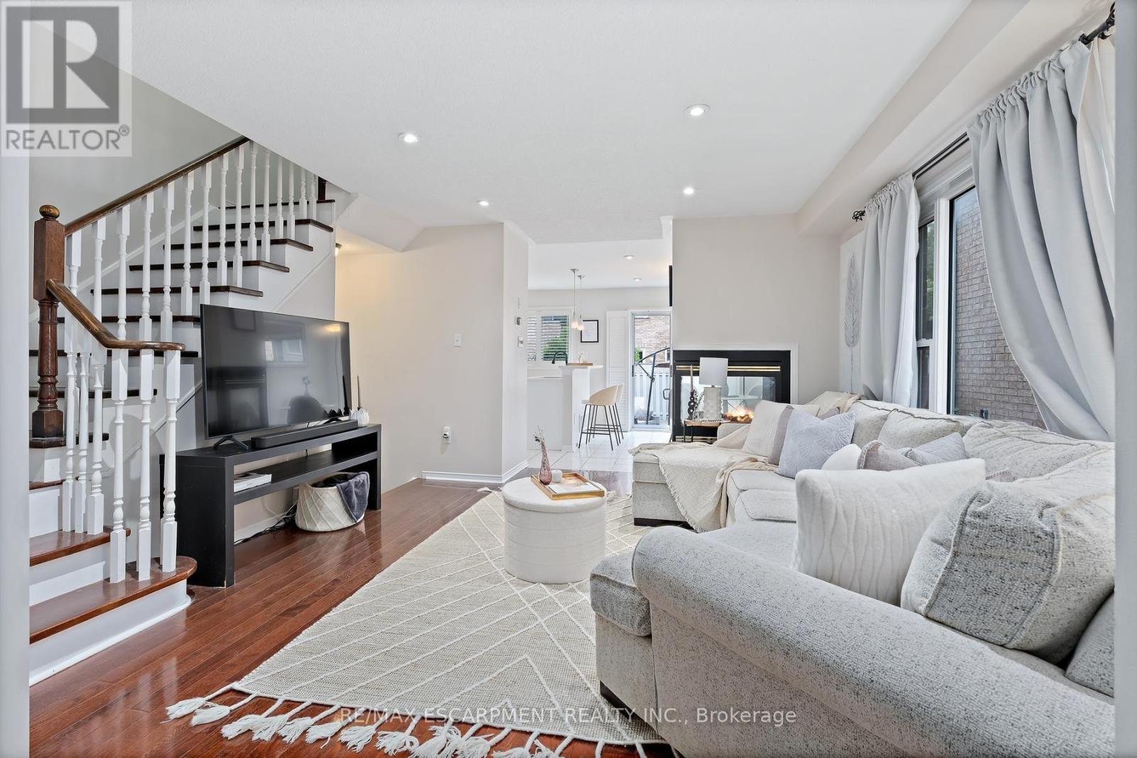 5111 Silvercreek Drive, Burlington, ON - Indoor Photo Showing Living Room