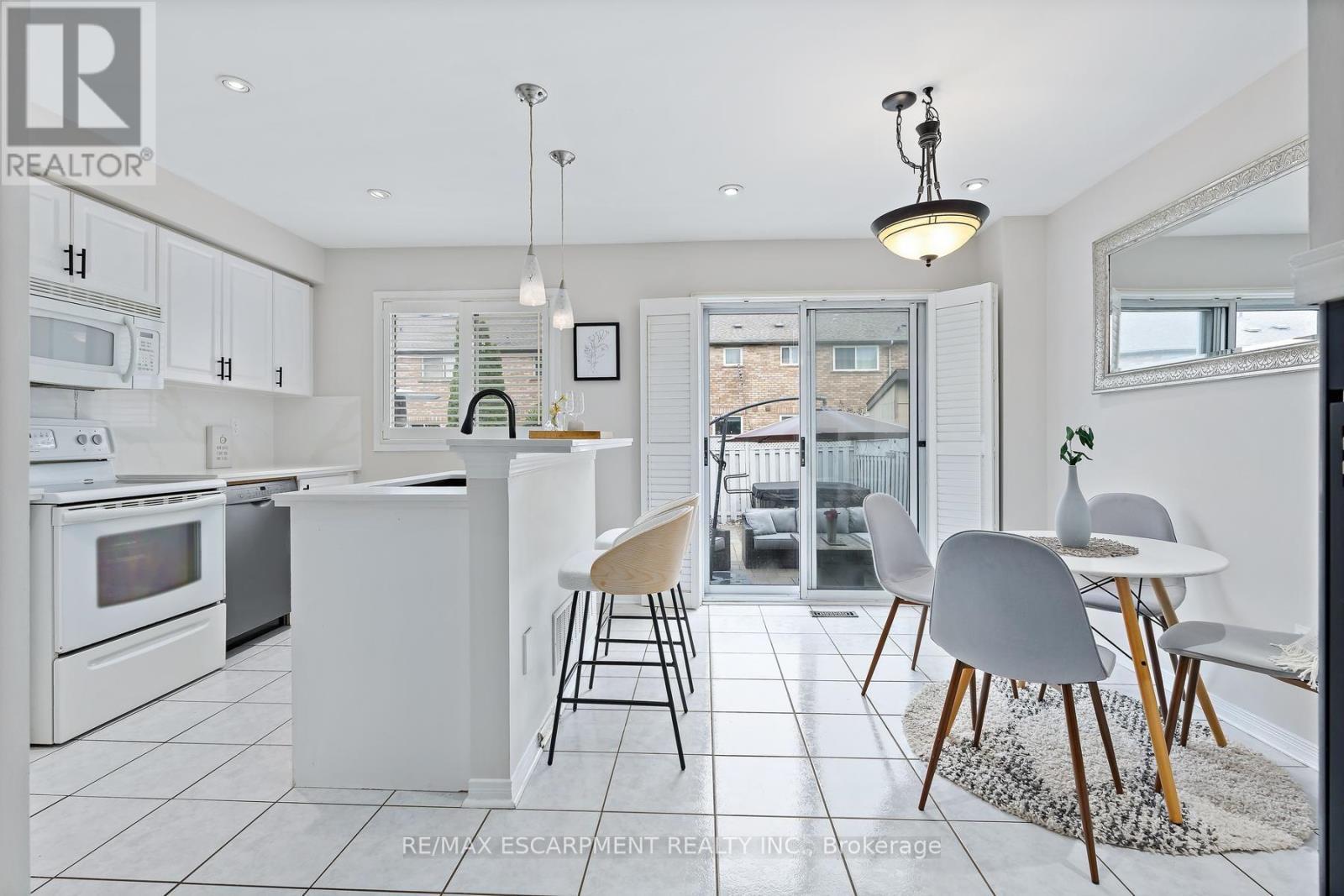 5111 Silvercreek Drive, Burlington, ON - Indoor Photo Showing Kitchen