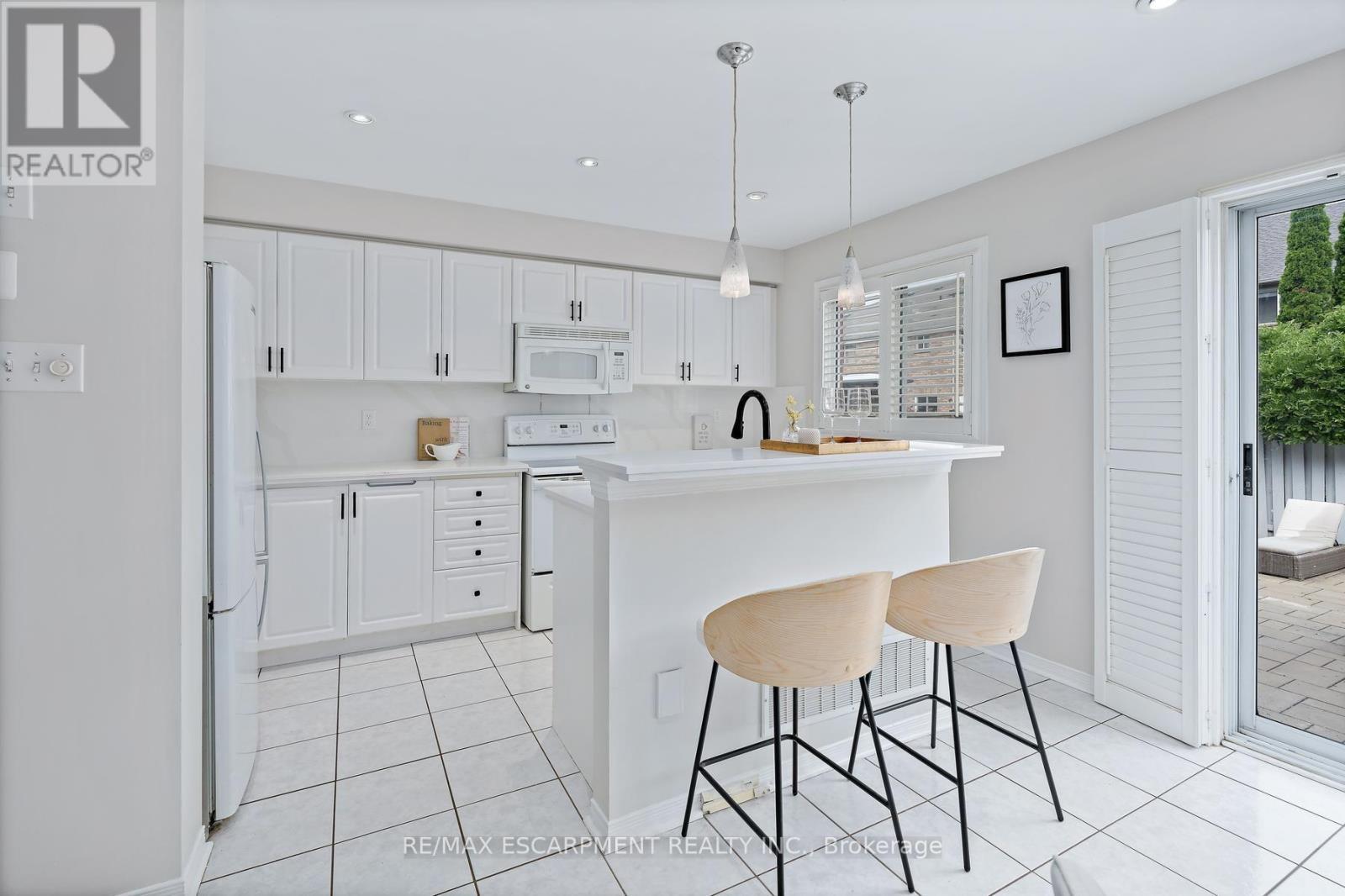 5111 Silvercreek Drive, Burlington, ON - Indoor Photo Showing Kitchen
