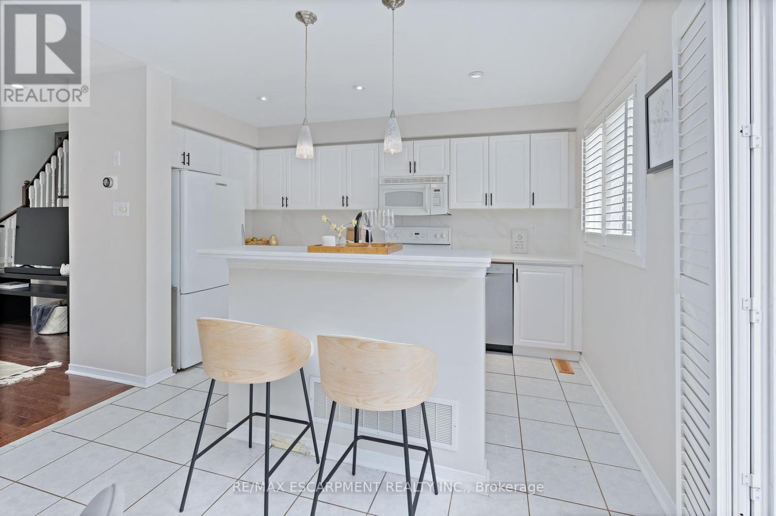 5111 Silvercreek Drive, Burlington, ON - Indoor Photo Showing Kitchen