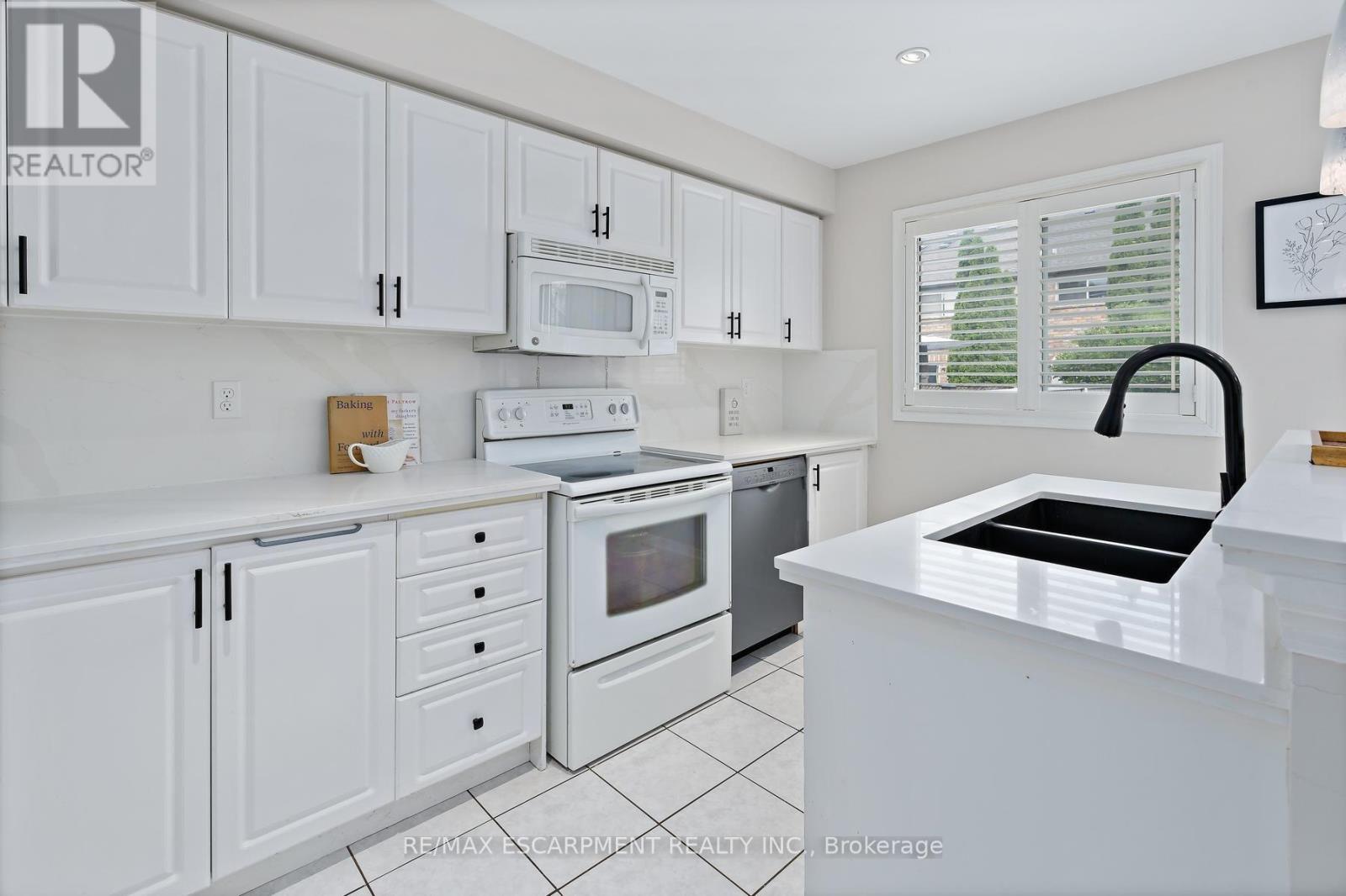 5111 Silvercreek Drive, Burlington, ON - Indoor Photo Showing Kitchen With Double Sink
