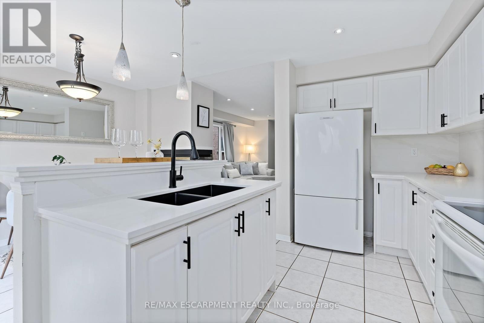 5111 Silvercreek Drive, Burlington, ON - Indoor Photo Showing Kitchen With Double Sink With Upgraded Kitchen
