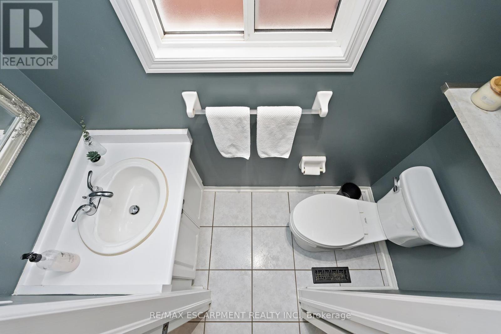 5111 Silvercreek Drive, Burlington, ON - Indoor