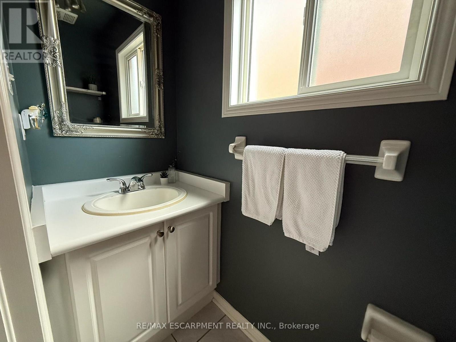 5111 Silvercreek Drive, Burlington, ON - Indoor Photo Showing Bathroom