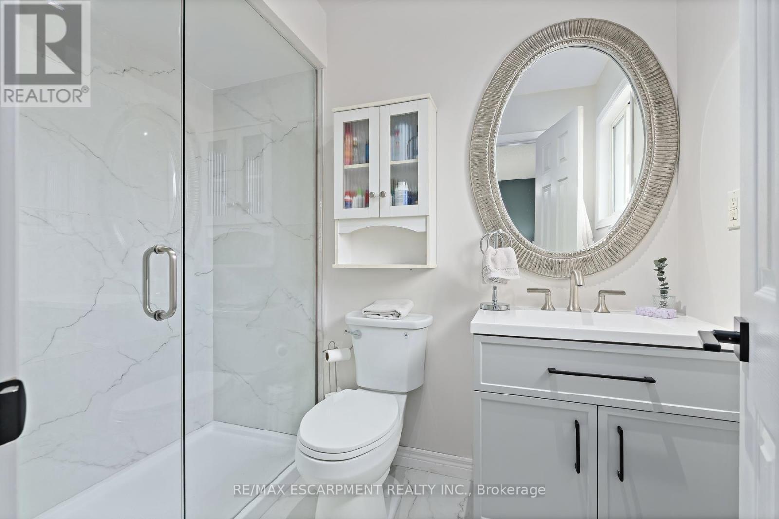 5111 Silvercreek Drive, Burlington, ON - Indoor Photo Showing Bathroom
