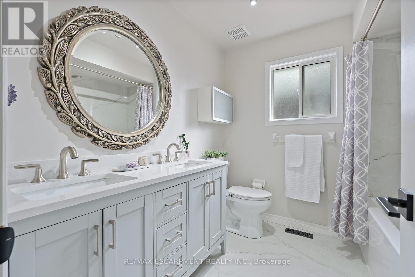 5111 Silvercreek Drive, Burlington, ON - Indoor Photo Showing Bathroom