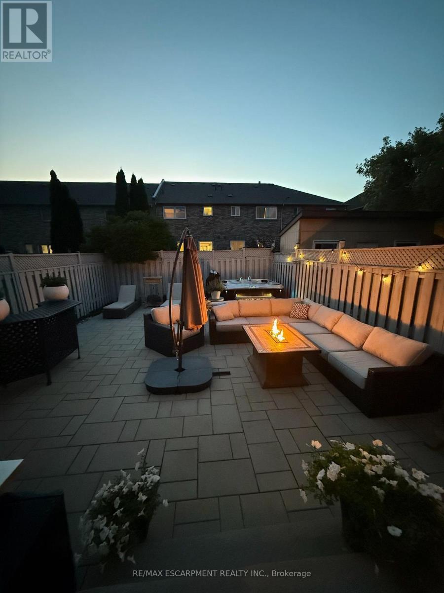 5111 Silvercreek Drive, Burlington, ON - Outdoor