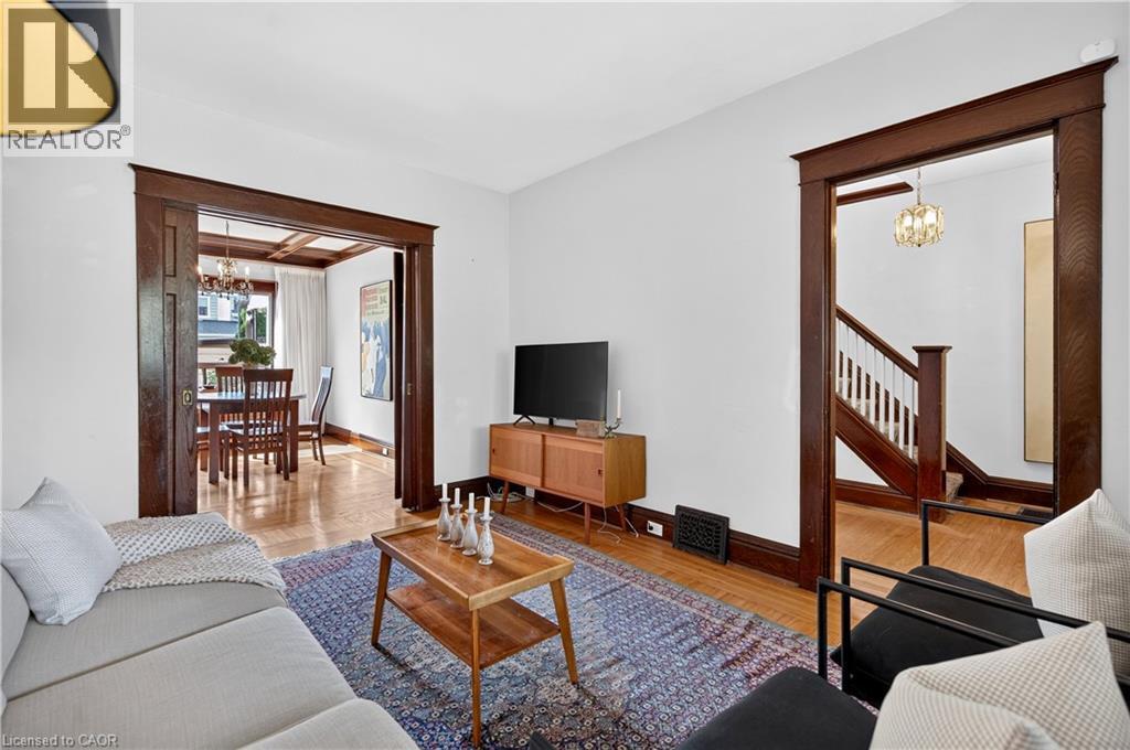 172 Kensington Avenue S, Hamilton, ON - Indoor Photo Showing Living Room