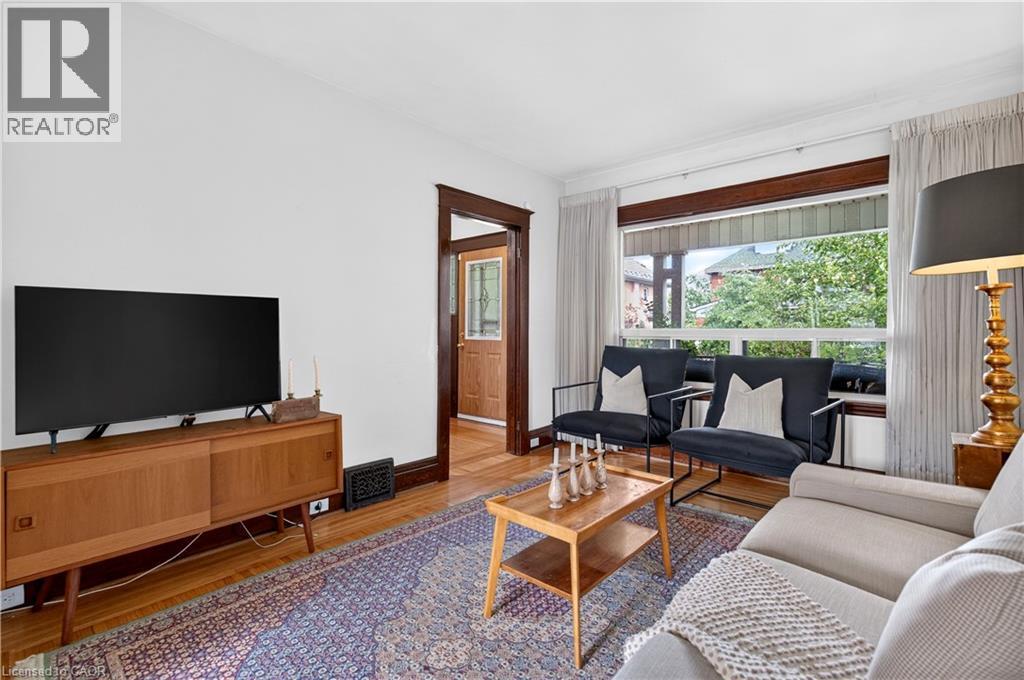 172 Kensington Avenue S, Hamilton, ON - Indoor Photo Showing Living Room
