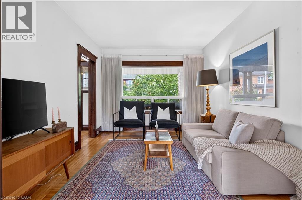 172 Kensington Avenue S, Hamilton, ON - Indoor Photo Showing Living Room