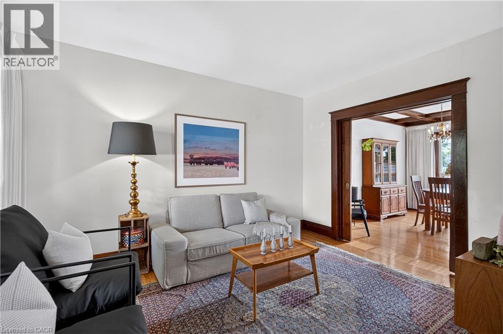 172 Kensington Avenue S, Hamilton, ON - Indoor Photo Showing Living Room