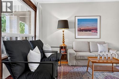 172 Kensington Avenue S, Hamilton, ON - Indoor Photo Showing Living Room