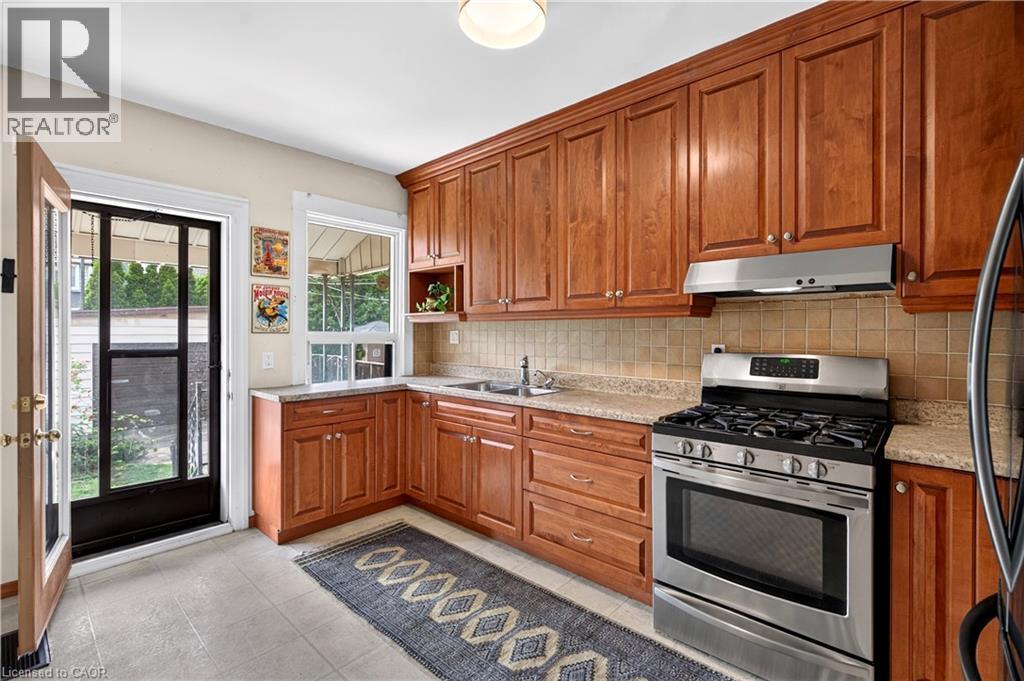 172 Kensington Avenue S, Hamilton, ON - Indoor Photo Showing Kitchen With Double Sink