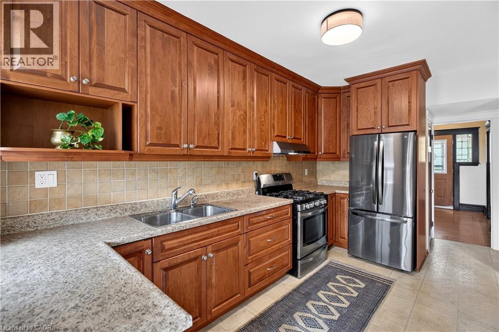 172 Kensington Avenue S, Hamilton, ON - Indoor Photo Showing Kitchen With Double Sink
