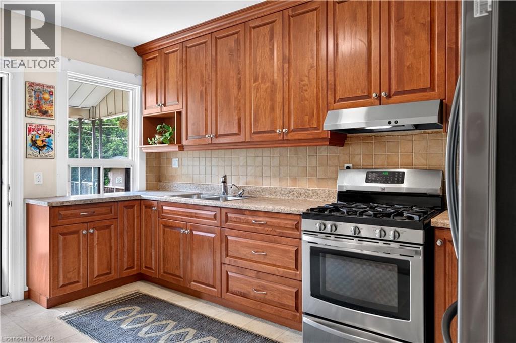 172 Kensington Avenue S, Hamilton, ON - Indoor Photo Showing Kitchen With Double Sink