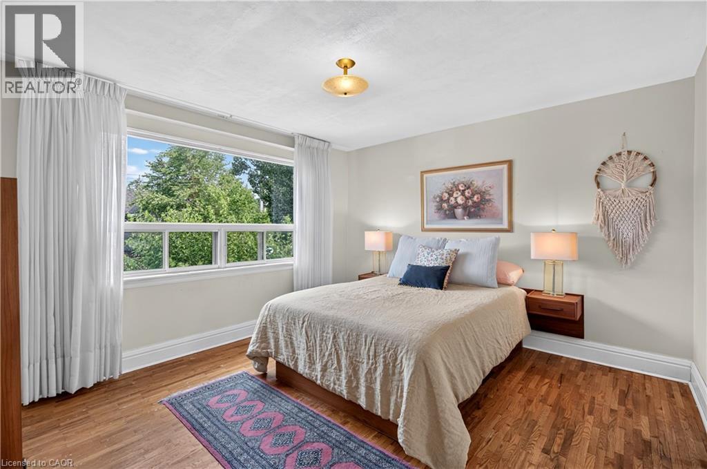 172 Kensington Avenue S, Hamilton, ON - Indoor Photo Showing Bedroom