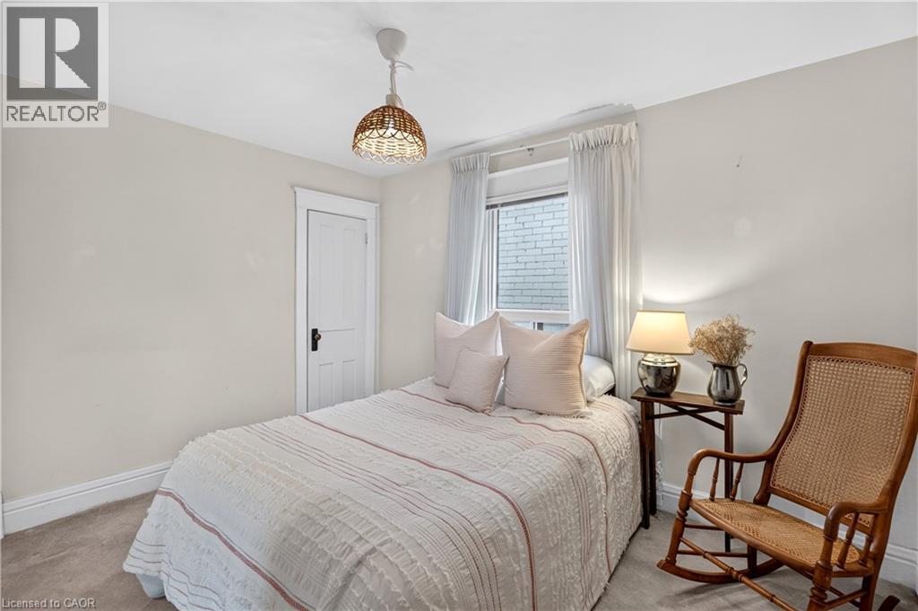 172 Kensington Avenue S, Hamilton, ON - Indoor Photo Showing Bedroom