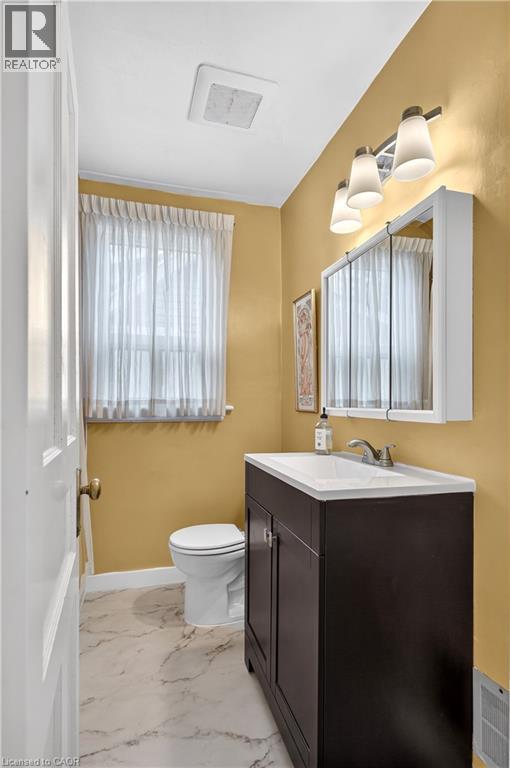 172 Kensington Avenue S, Hamilton, ON - Indoor Photo Showing Bathroom