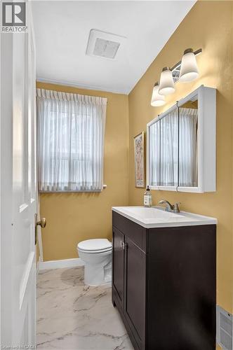 172 Kensington Avenue S, Hamilton, ON - Indoor Photo Showing Bathroom