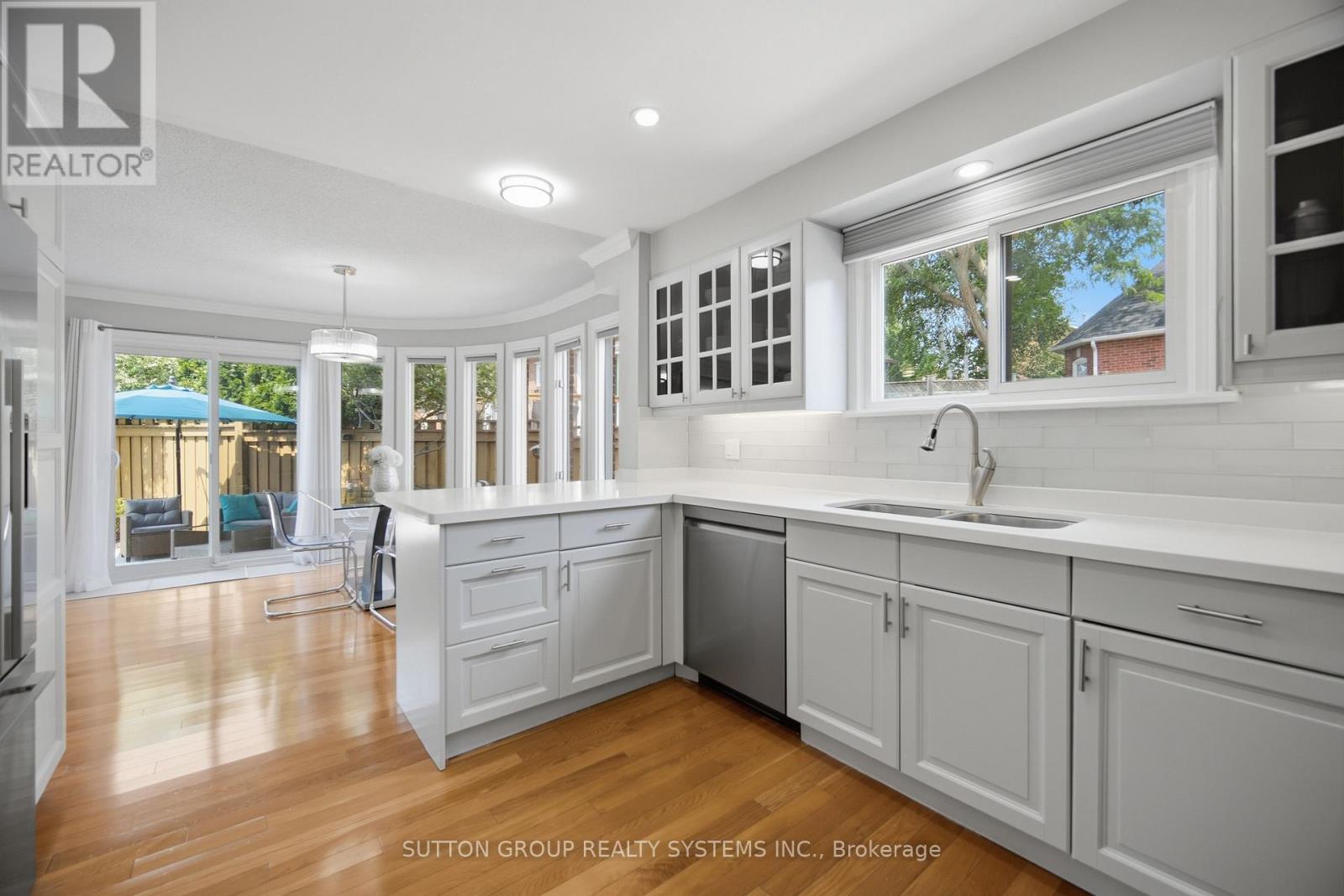 6615 Snow Goose Lane, Mississauga, ON - Indoor Photo Showing Kitchen With Double Sink