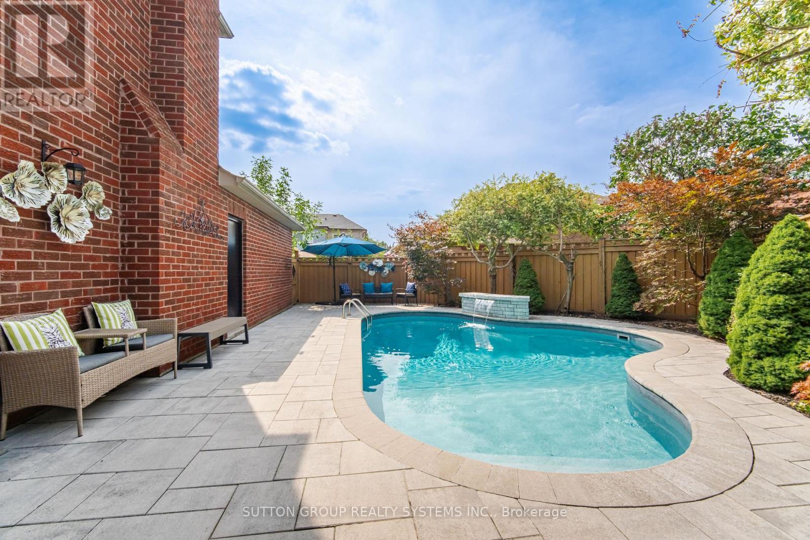 6615 Snow Goose Lane, Mississauga, ON - Outdoor With In Ground Pool