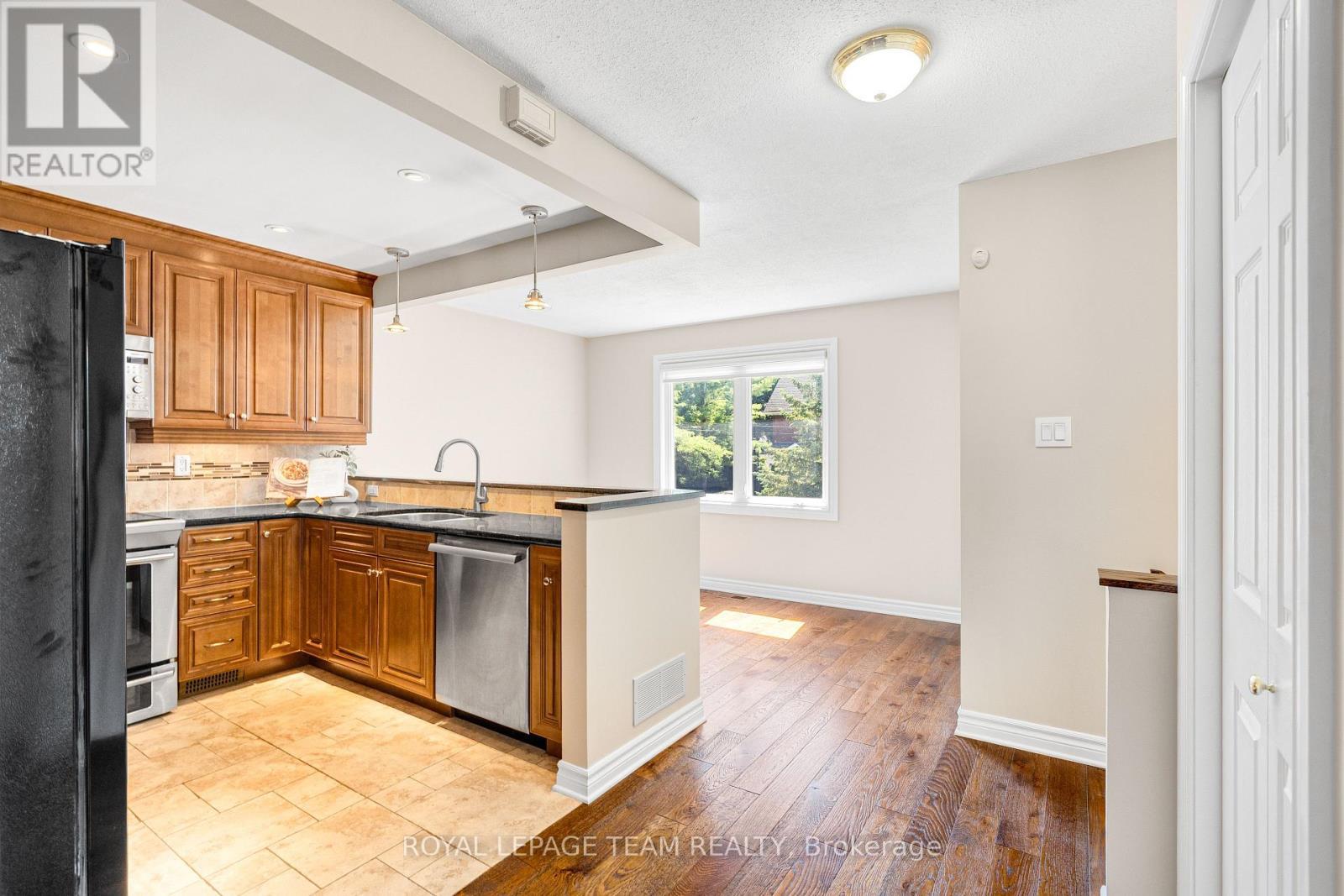475 Melbourne Avenue, Ottawa, ON - Indoor Photo Showing Kitchen