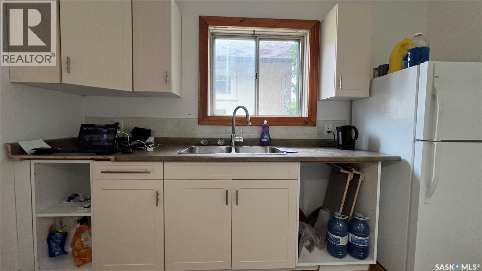 355 10Th Street E, Prince Albert, SK - Indoor Photo Showing Kitchen With Double Sink