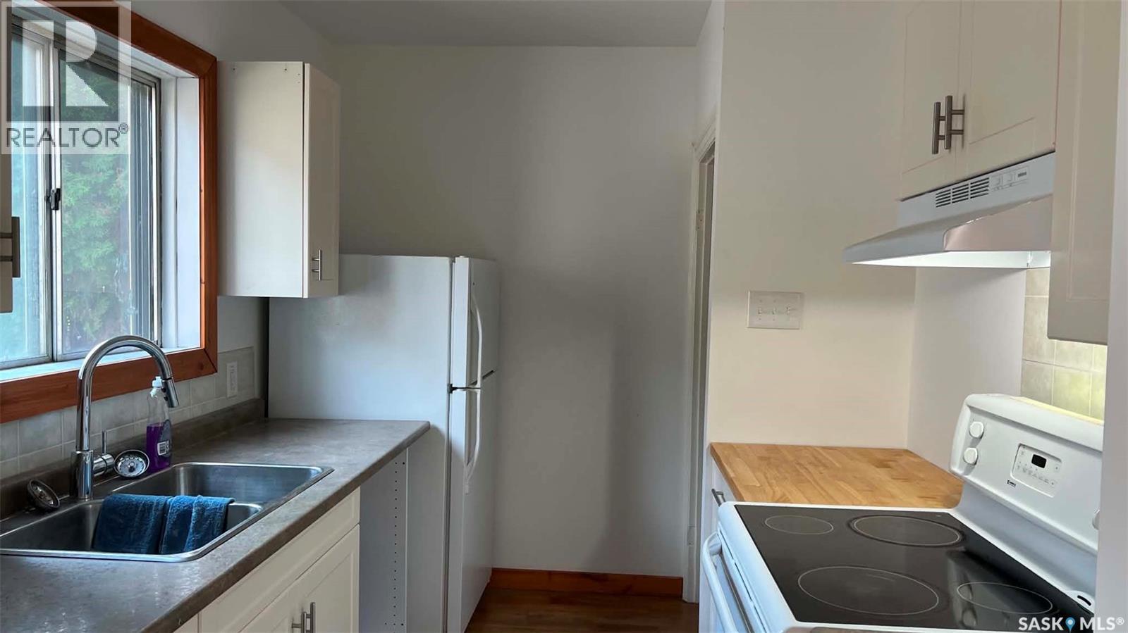 355 10Th Street E, Prince Albert, SK - Indoor Photo Showing Kitchen With Double Sink