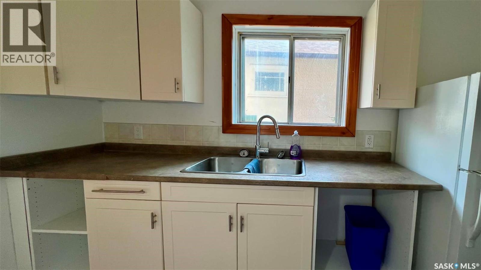 355 10Th Street E, Prince Albert, SK - Indoor Photo Showing Kitchen With Double Sink