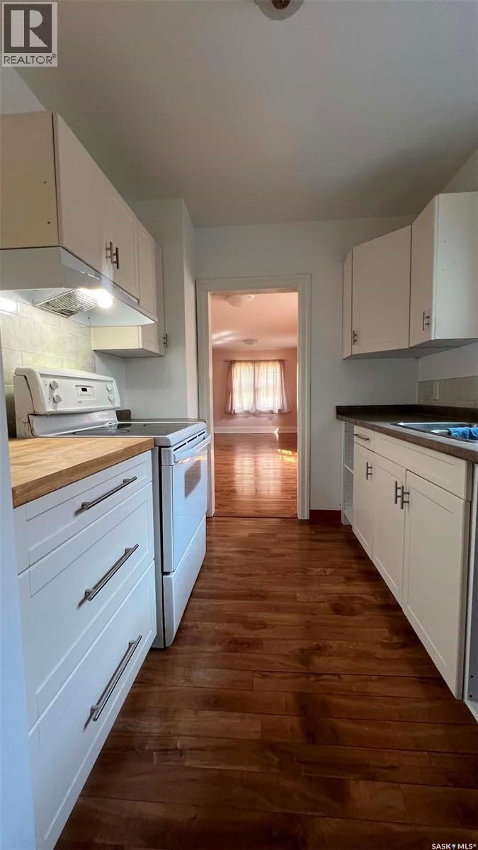 355 10Th Street E, Prince Albert, SK - Indoor Photo Showing Kitchen