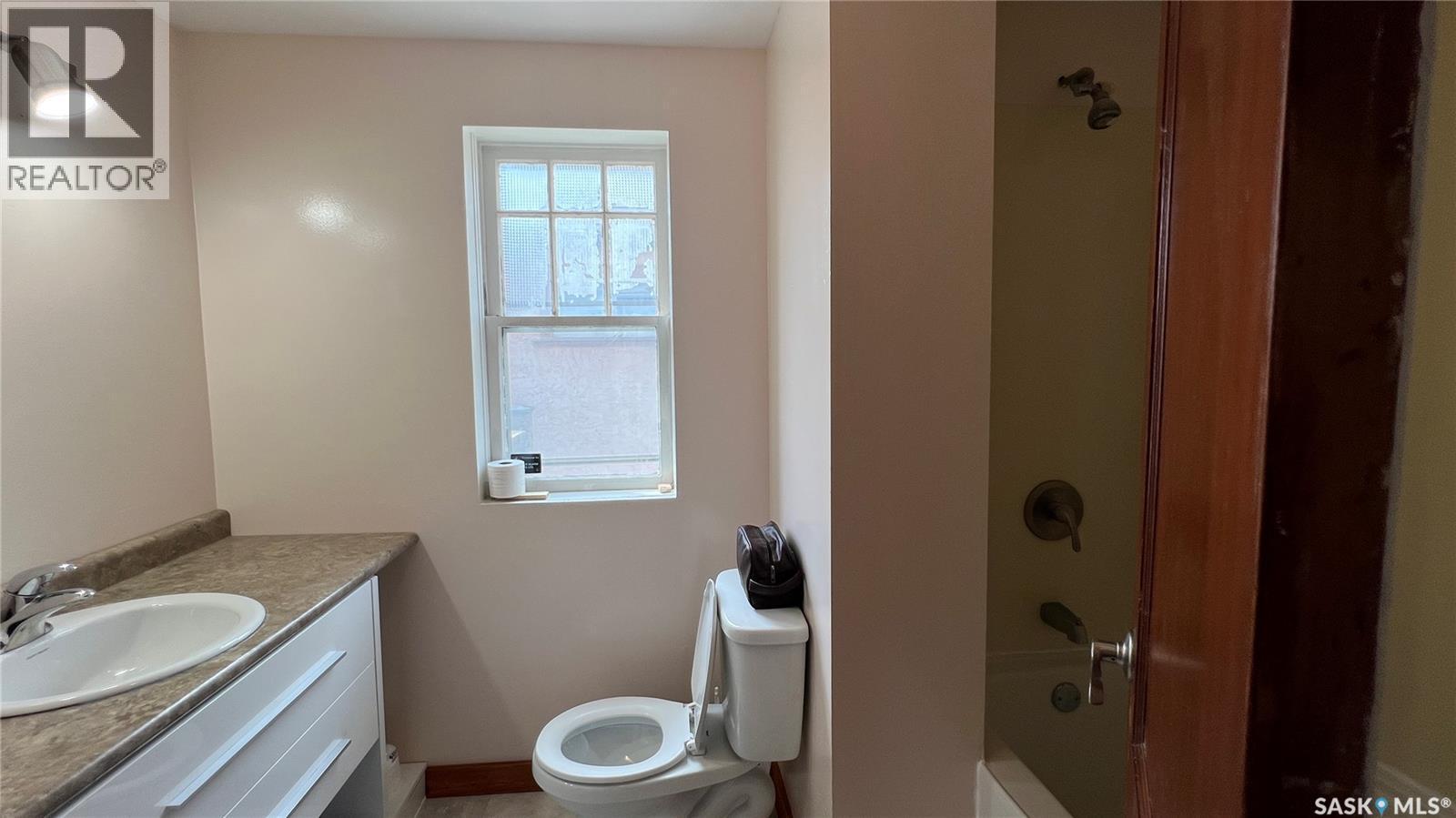 355 10Th Street E, Prince Albert, SK - Indoor Photo Showing Bathroom