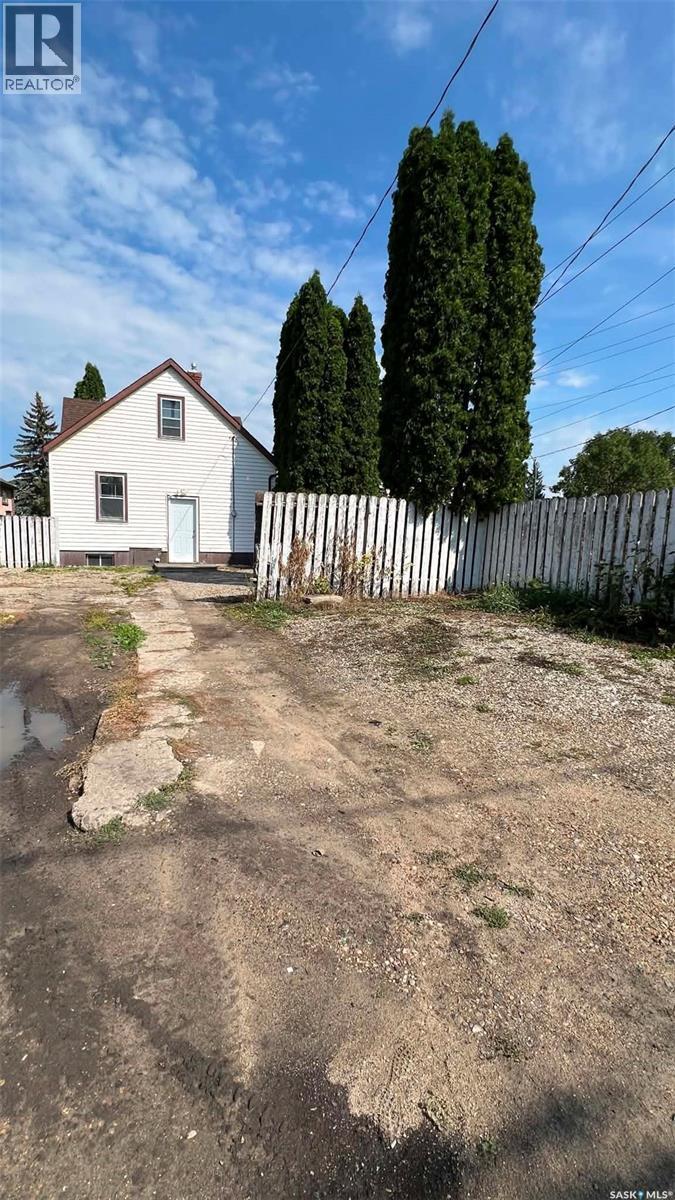 355 10Th Street E, Prince Albert, SK - Outdoor