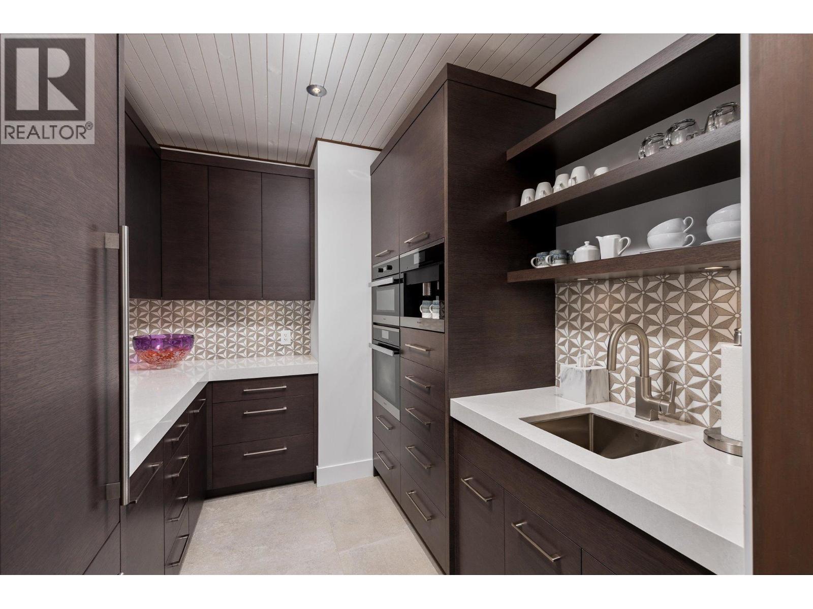 2463 Thacker Drive, West Kelowna, BC - Indoor Photo Showing Kitchen