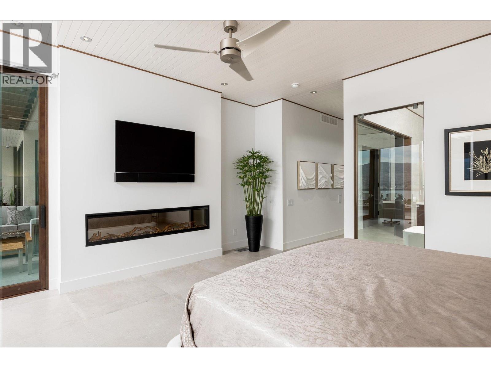 2463 Thacker Drive, West Kelowna, BC - Indoor Photo Showing Living Room With Fireplace