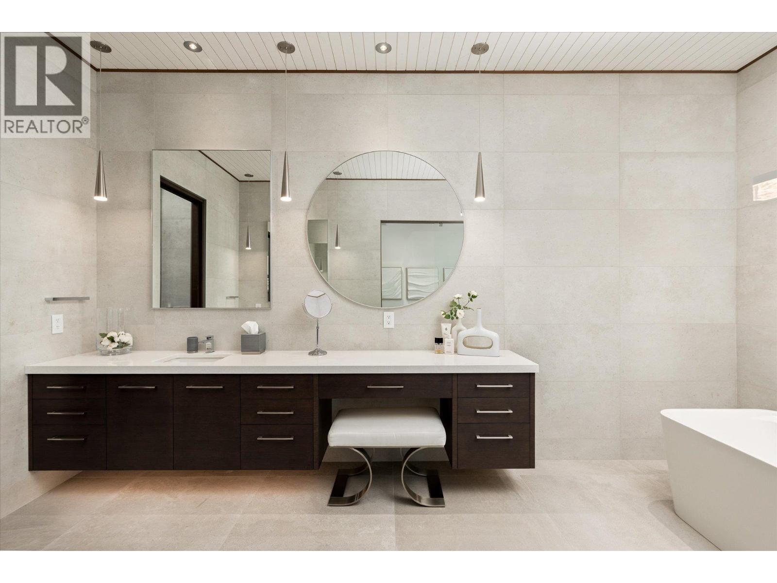 2463 Thacker Drive, West Kelowna, BC - Indoor Photo Showing Bathroom