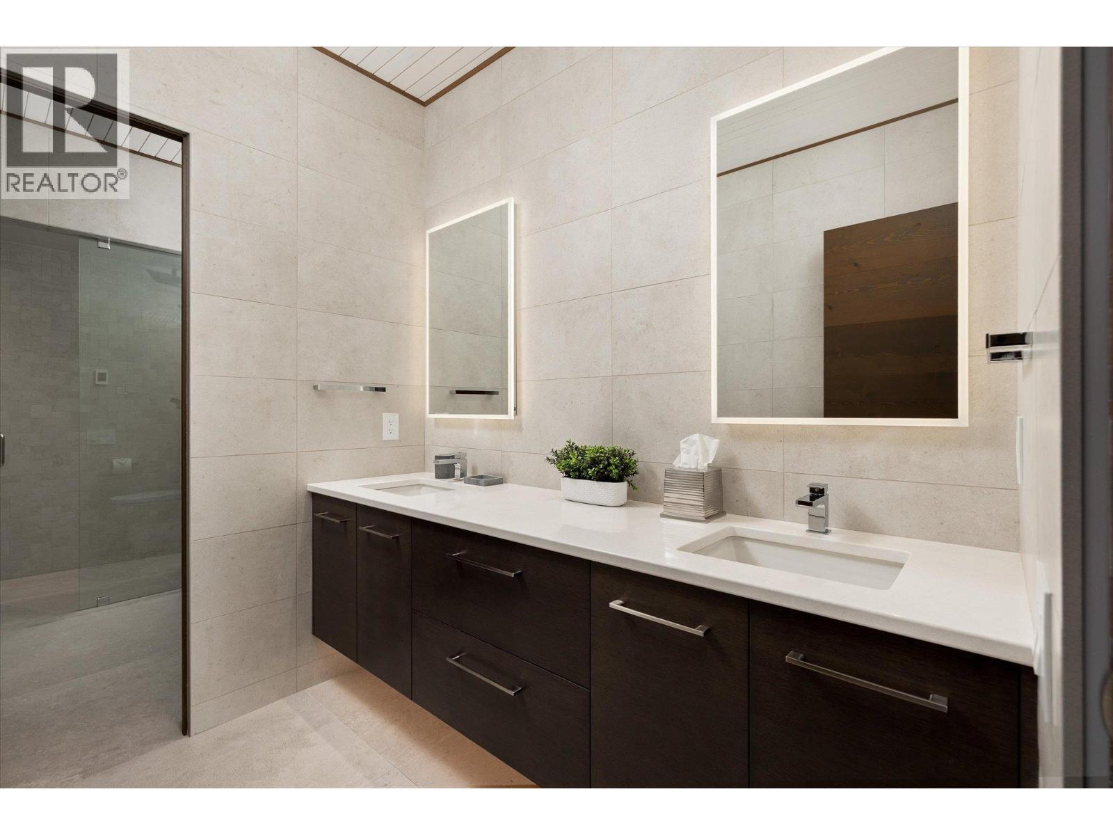 2463 Thacker Drive, West Kelowna, BC - Indoor Photo Showing Bathroom