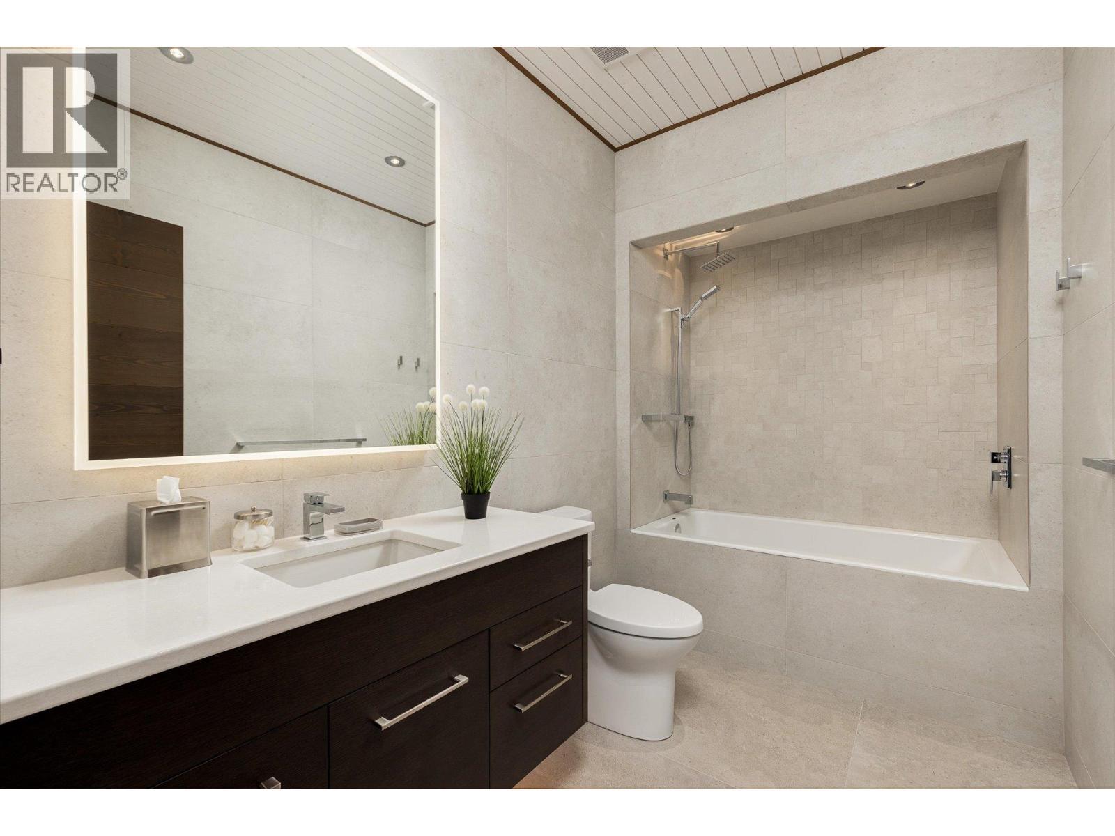 2463 Thacker Drive, West Kelowna, BC - Indoor Photo Showing Bathroom