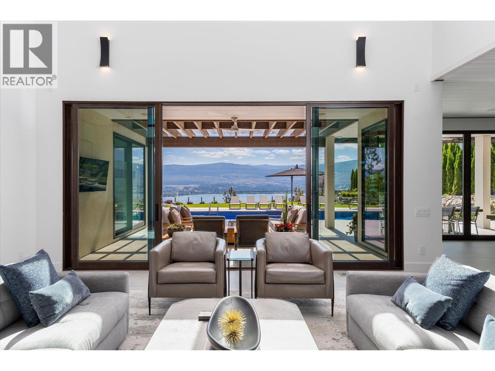 2463 Thacker Drive, West Kelowna, BC - Indoor Photo Showing Living Room