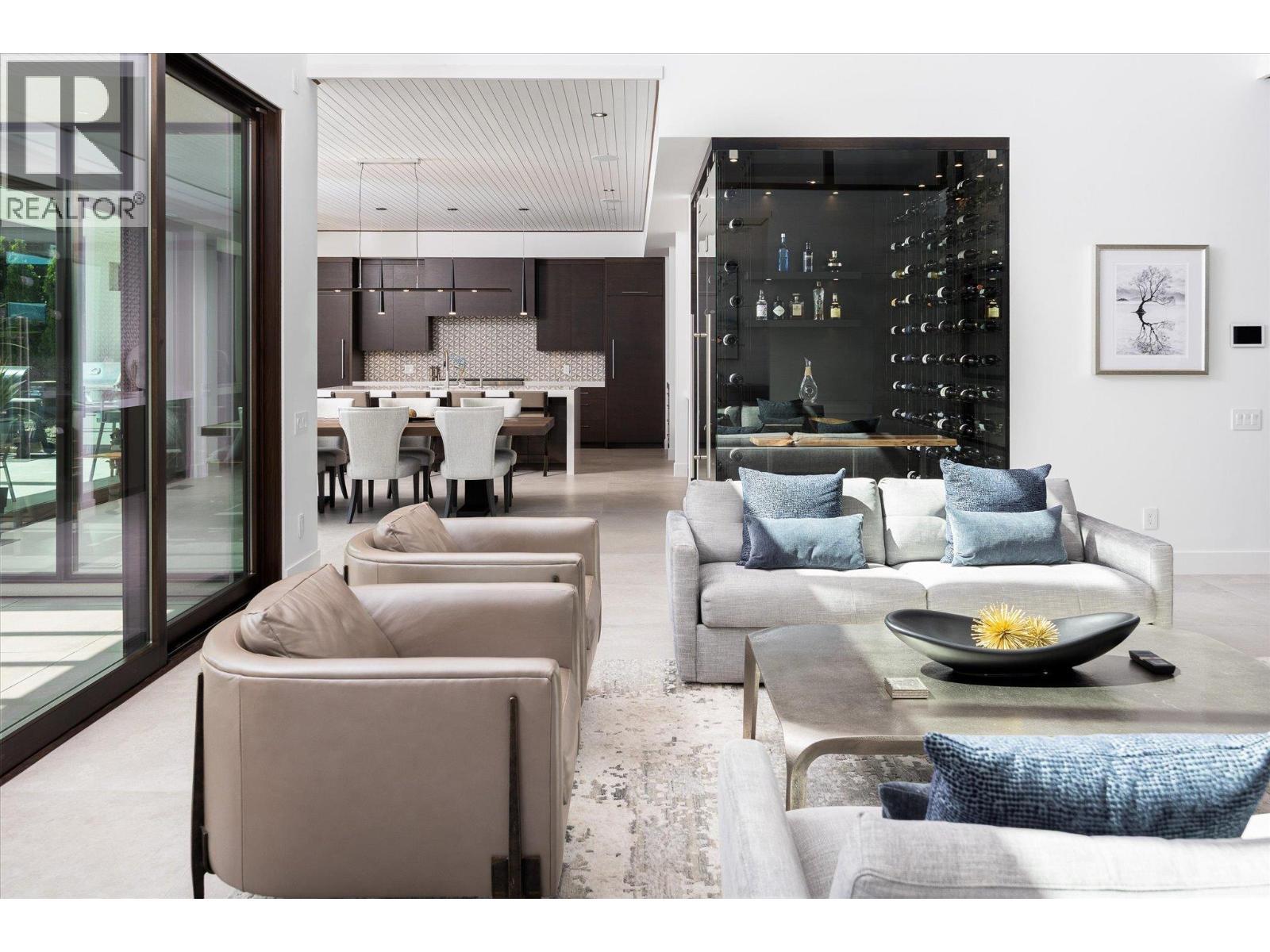 2463 Thacker Drive, West Kelowna, BC - Indoor Photo Showing Living Room