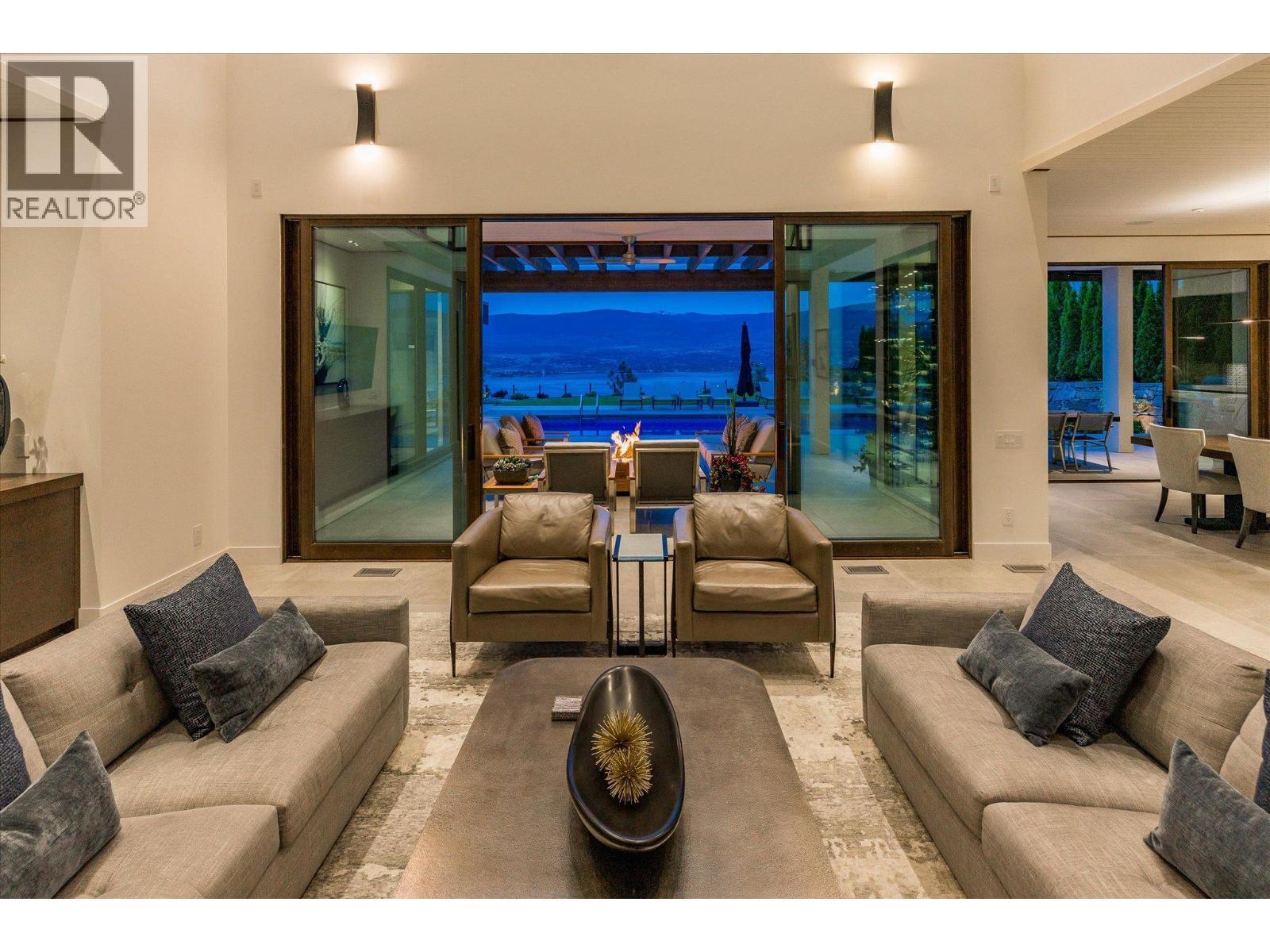 2463 Thacker Drive, West Kelowna, BC - Indoor Photo Showing Living Room