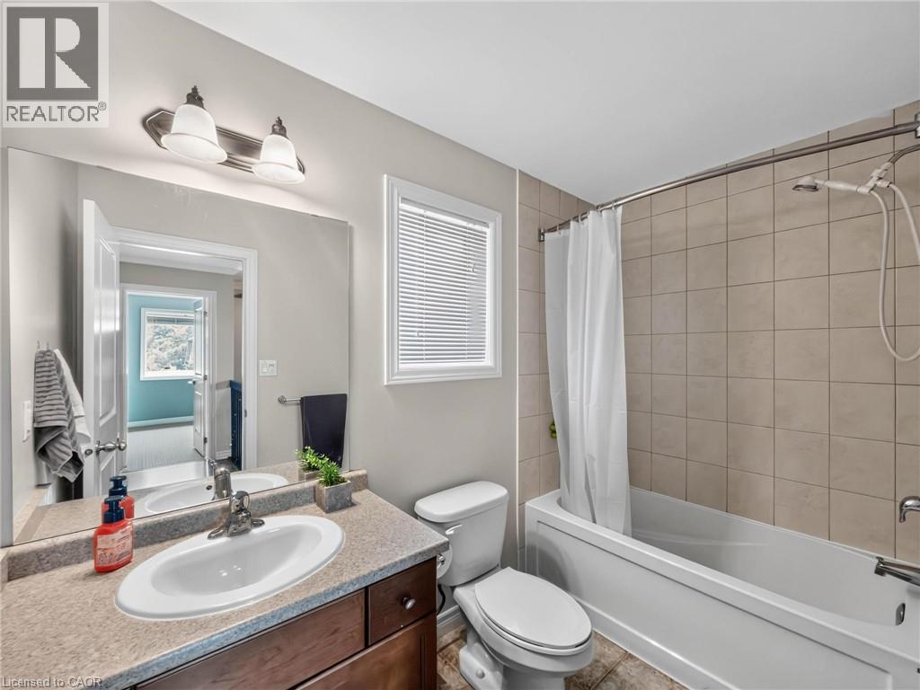3 Hitching Post Ridge, Binbrook, ON - Indoor Photo Showing Bathroom
