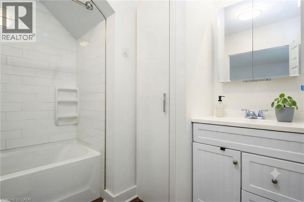 10 Shanley Street, Kitchener, ON - Indoor Photo Showing Bathroom