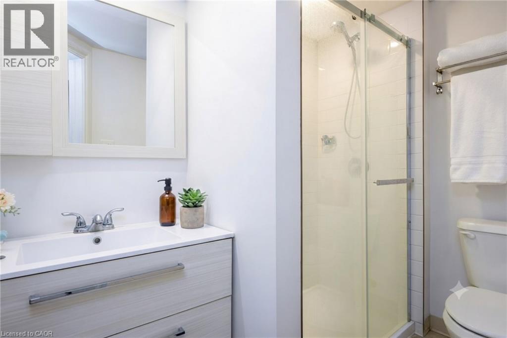 10 Shanley Street, Kitchener, ON - Indoor Photo Showing Bathroom